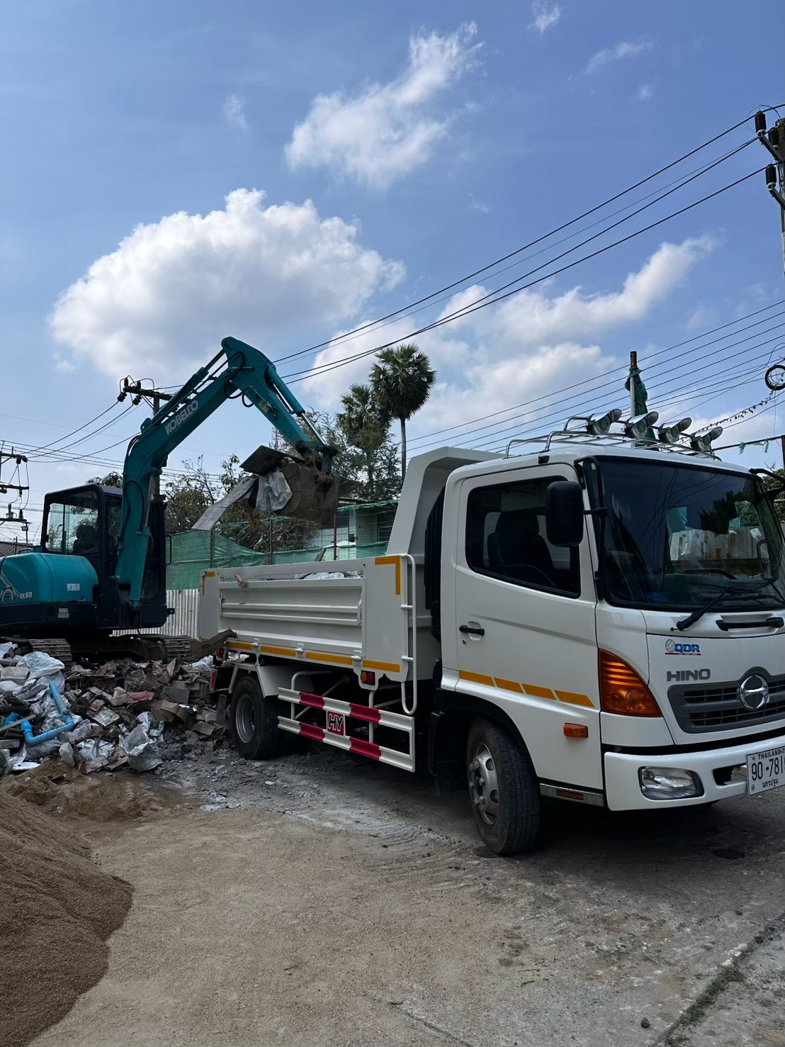 แม็คโคร Kobelco ตักขยะก่อสร้างขึ้นรถบรรทุก