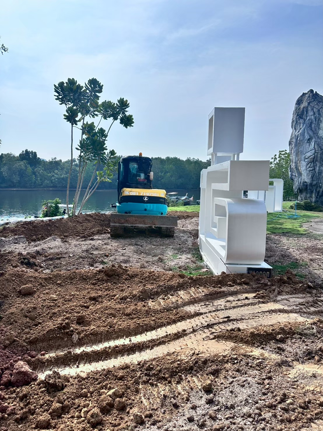 รถแม็คโคร Kobelco ปรับพื้นที่งานภูมิทัศน์ริมน้ำ