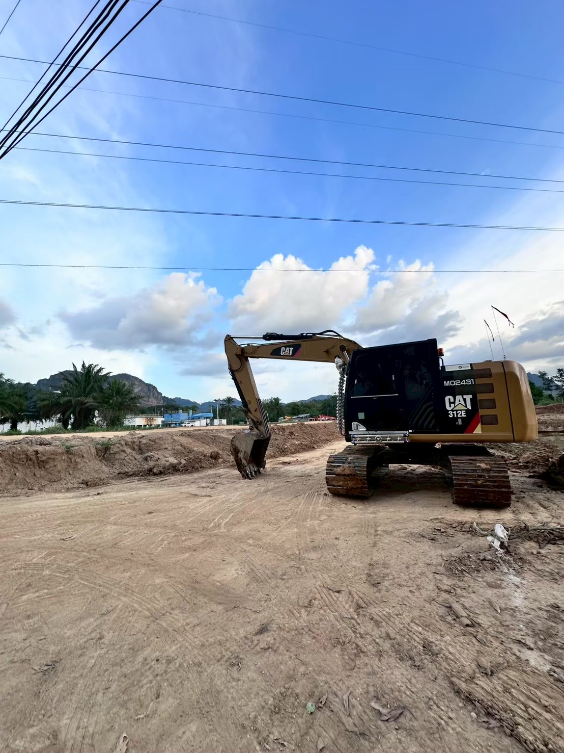 รถแม็คโคร CAT 312E ประจำหน้างาน