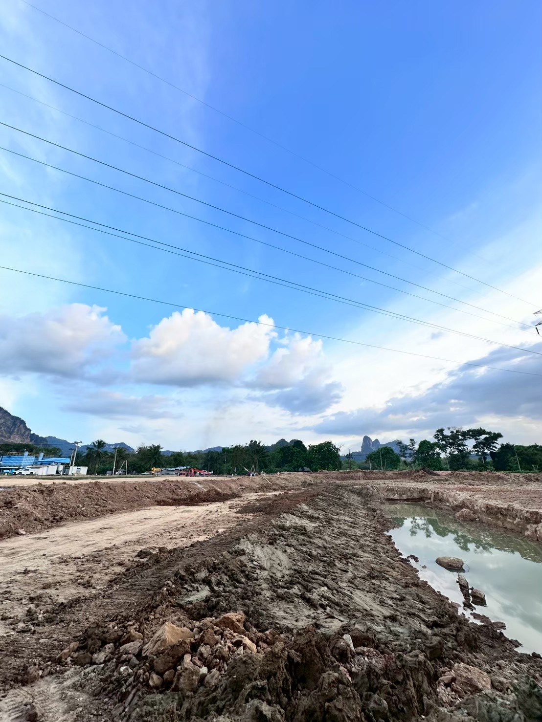 งานขุดสระและปรับพื้นที่ขนาดใหญ่