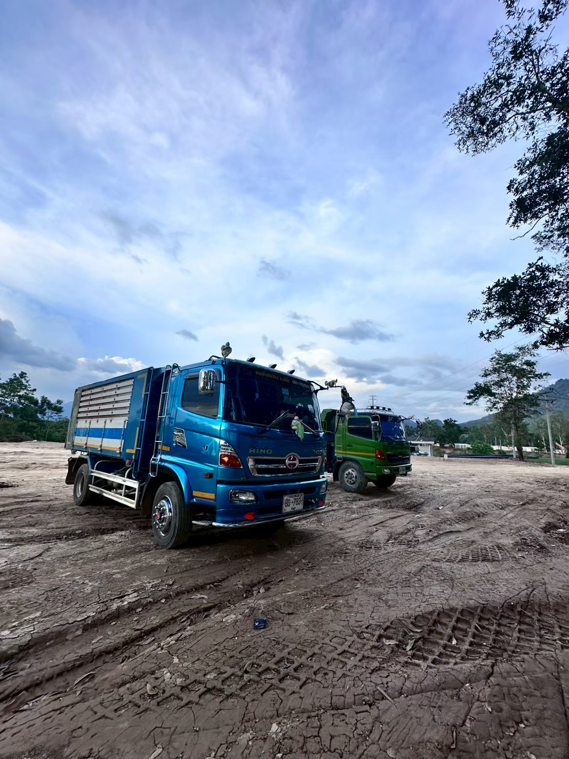 รถหกล้อของชัยพลัส ซัมมิท จอดพร้อมออกงาน